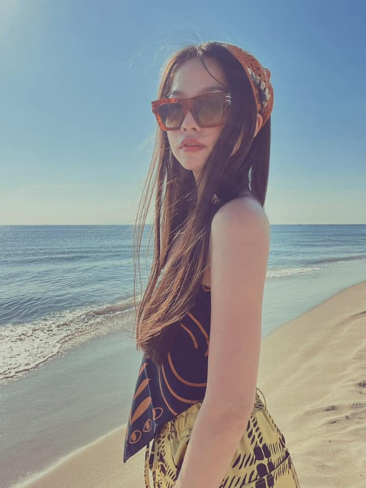 Để giữ được vẻ ngoài trẻ trung, ngoài cách phối đồ, chọn đồ, Hiền Thục còn rất chăm tập luyện từ yoga, đạp xe, đánh cầu lông.