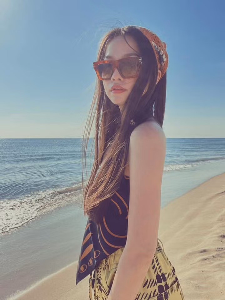 Để giữ được vẻ ngoài trẻ trung, ngoài cách phối đồ, chọn đồ, Hiền Thục còn rất chăm tập luyện từ yoga, đạp xe, đánh cầu lông.