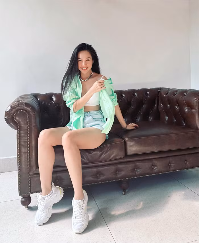 Da mặt được chăm sóc cẩn thận với mỗi ngày đắp mặt nạ và xông hơi ba lần/tuần nên Hiền Thục luôn tự tin khi để mặt mộc khi ra ngoài.