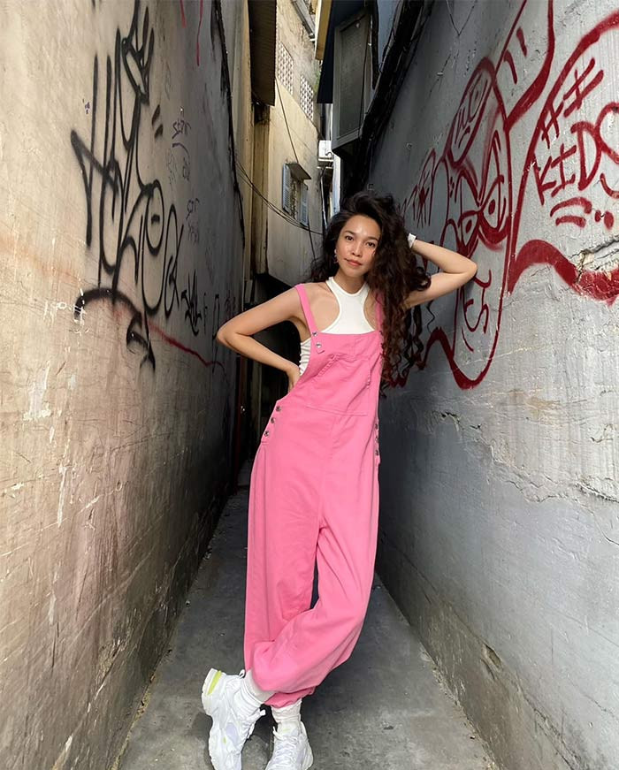 Nhìn Hiền Thục mặc quần yếm hồng như thế này không ai nghĩ cô đã 41 tuổi và con gái đã 20 tuổi.