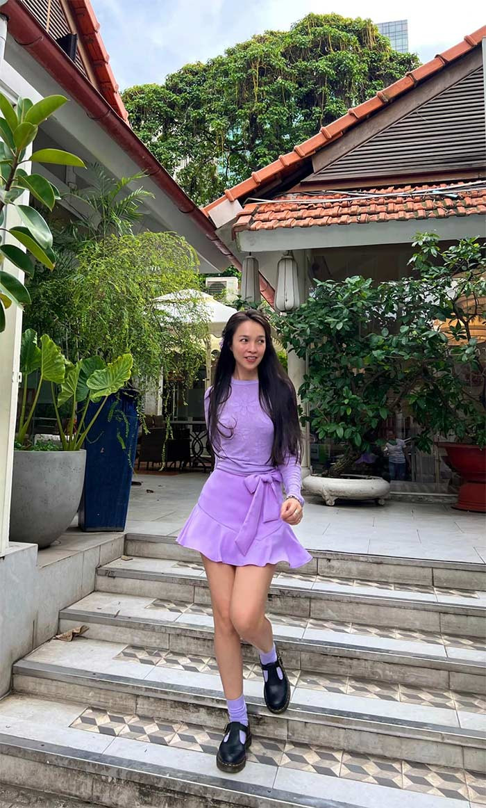 Diện chiếc váy tím ngắn ngang đùi, thêm chiếc nơ xinh cài trên tóc, đôi tất cũng tím, Hiền Thục nhí nhảnh như cô gái đôi mươi.