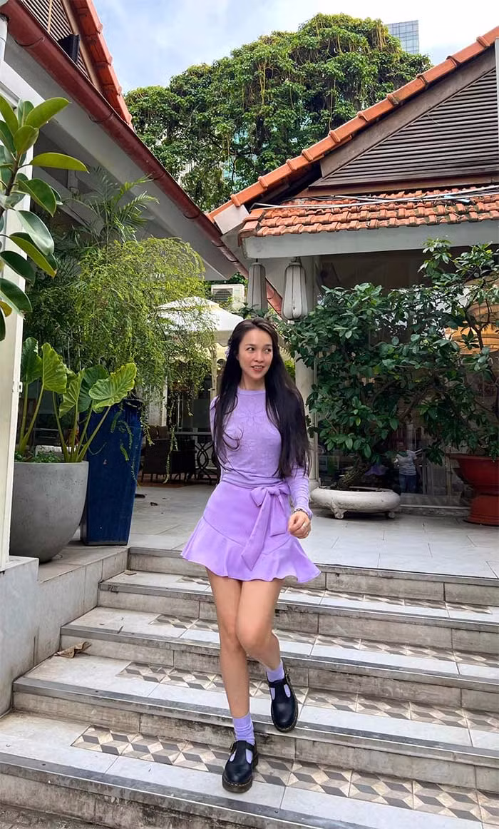 Diện chiếc váy tím ngắn ngang đùi, thêm chiếc nơ xinh cài trên tóc, đôi tất cũng tím, Hiền Thục nhí nhảnh như cô gái đôi mươi.