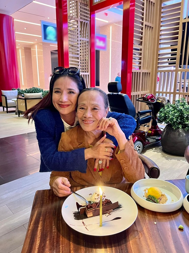 Chăm chỉ kiếm tiền suốt nhiều năm hoạt động Vbiz, MC Cát Tường hiện sở hữu khối tài sản không hề nhỏ. Không chỉ nuôi con ăn học nơi trời Tây, chị còn đưa bố mẹ và ái nữ đi du lịch khắp nơi. 