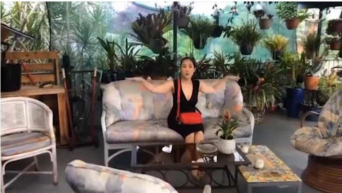 MC Cát Tường trong một lần đi thăm nhà cho thuê rộng thênh thang với không gian nhiều cây xanh.