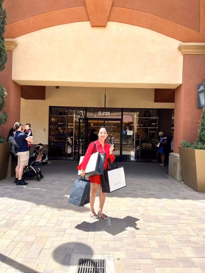 Trên trang cá nhân, dễ nhận thấy MC Cát Tường chẳng mấy khi sắm sửa hay ăn diện sang chảnh, thậm chí quanh năm dùng đi dùng lại vài mẫu túi hàng hiệu. Dù vậy, mỹ nhân gốc Huế cũng từng gây choáng với ảnh sang Mỹ chốt đơn loạt đồ hiệu đắt đỏ hay có lần mang theo chiếc túi có giá ngót nghét 147 triệu đồng đi dự sự kiện.