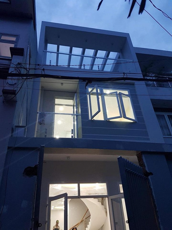 Nữ nghệ sĩ sinh năm 1977 từng rao bán căn nhà cao tầng ở quận Gò Vấp với giá 5,5 tỷ. Chị còn từng gây "choáng váng" khi chia sẻ việc bán hai mảnh đất ở TP HCM và Đồng Nai trị giá 8 tỷ.