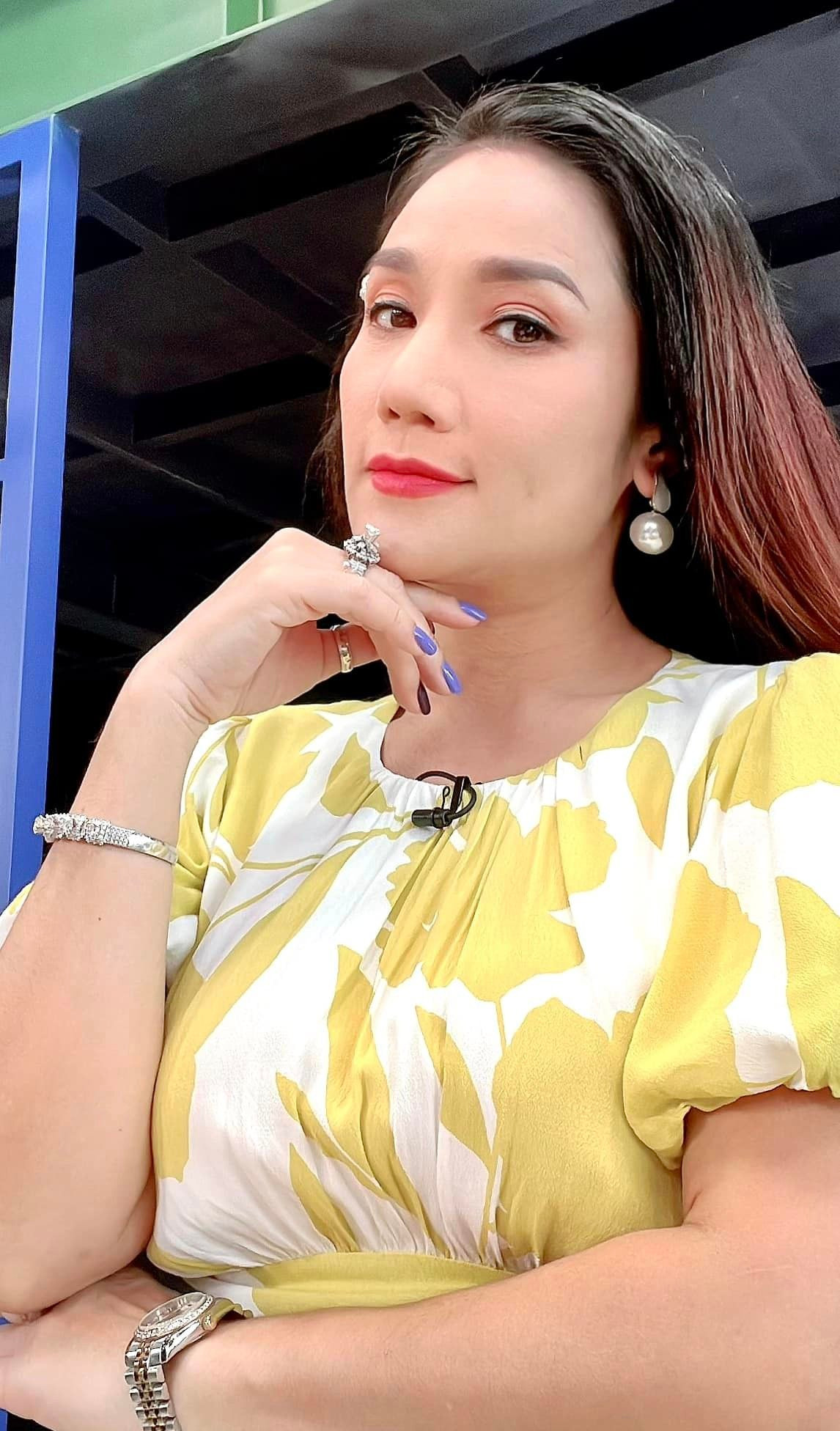 Trước đó, trong một clip kênh Youtube của MC Cát Tường, diễn viên Minh Dũng bất ngờ hé lộ về độ giàu có của đàn chị: "Chị Cát Tường giàu lắm, nhiều nhà ở Hà Nội, kinh doanh nhiều mặt hàng. Tuy giàu như thế nhưng chị Cát Tường lại rất cô đơn, đang cần một tấm chồng. Ai thương chị tôi thì đến với chị tôi".