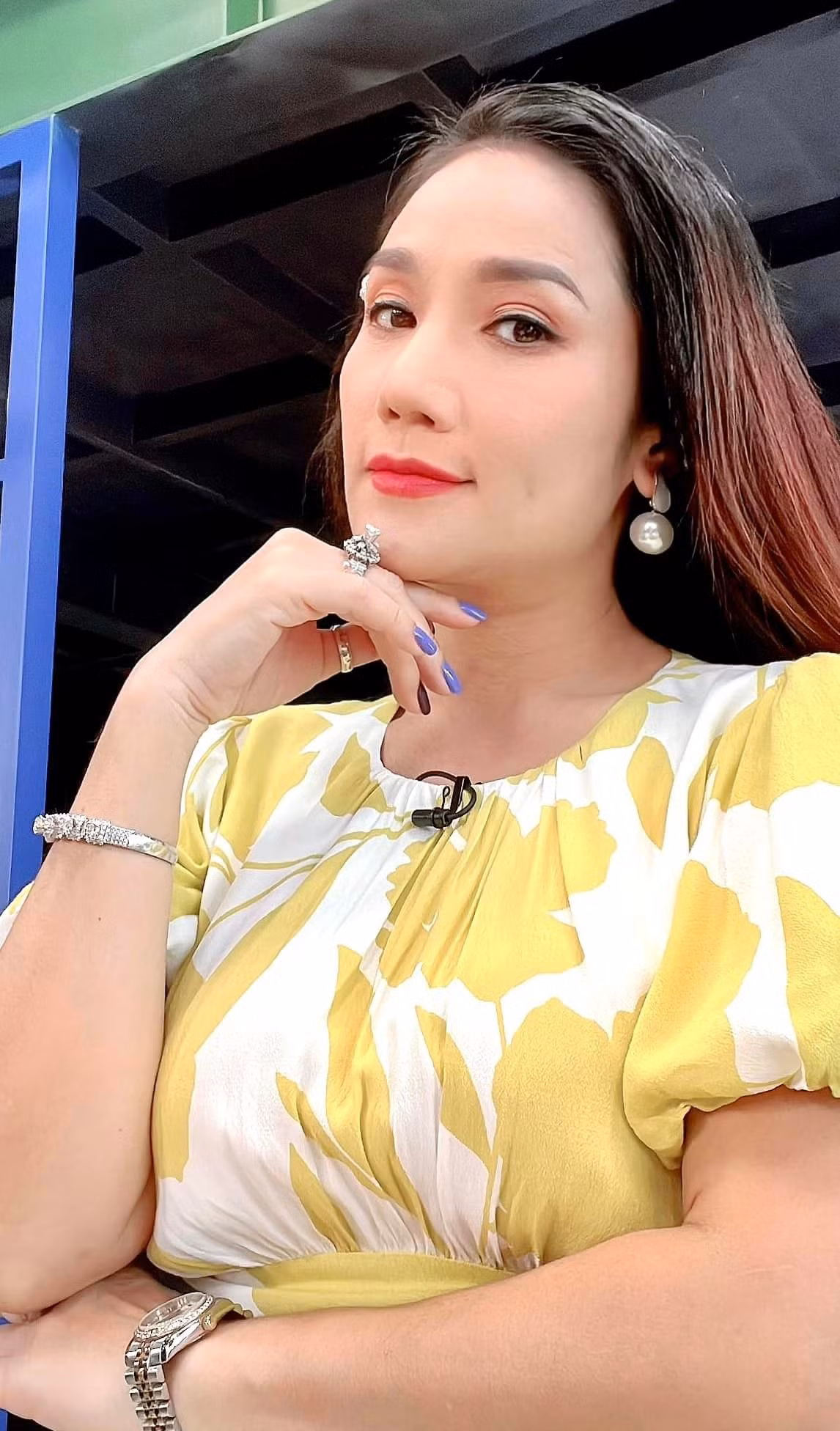 Trước đó, trong một clip kênh Youtube của MC Cát Tường, diễn viên Minh Dũng bất ngờ hé lộ về độ giàu có của đàn chị: "Chị Cát Tường giàu lắm, nhiều nhà ở Hà Nội, kinh doanh nhiều mặt hàng. Tuy giàu như thế nhưng chị Cát Tường lại rất cô đơn, đang cần một tấm chồng. Ai thương chị tôi thì đến với chị tôi".