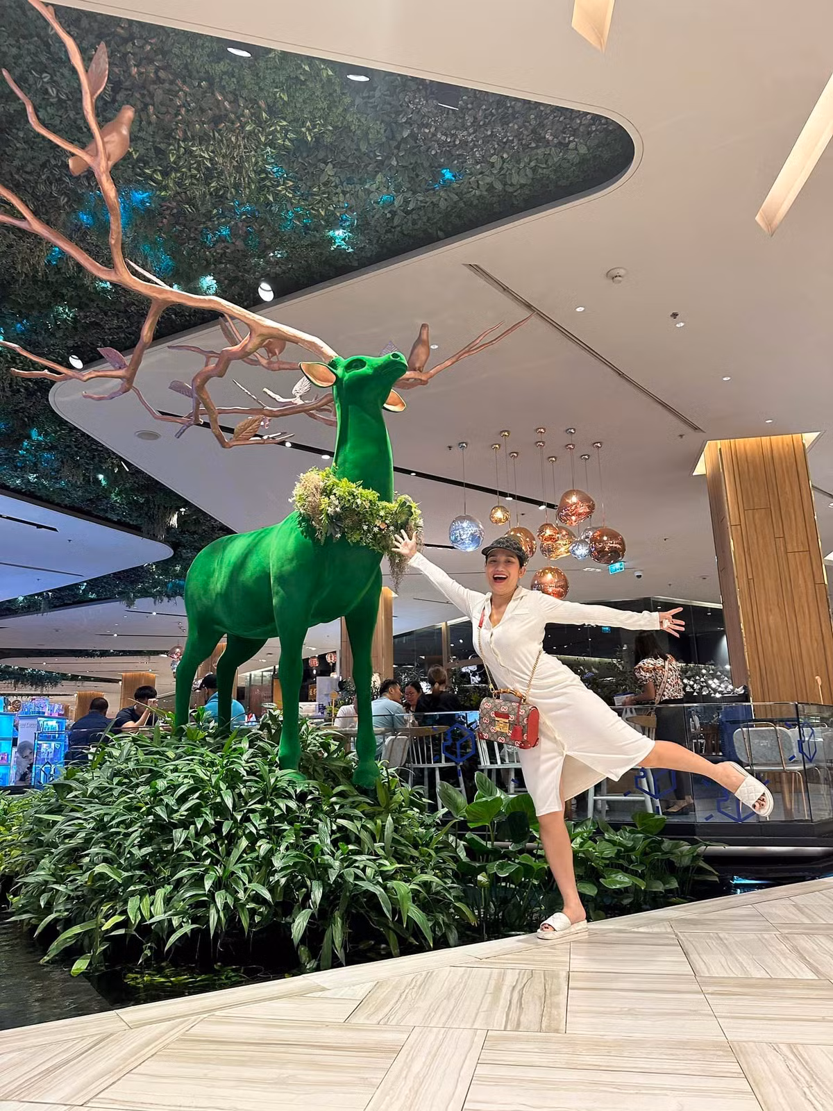 Vừa trở về từ chuyến du lịch Thái Lan cùng bạn bè đồng nghiệp, MC Cát Tường lại tất bật với lịch trình công việc dày đặc.