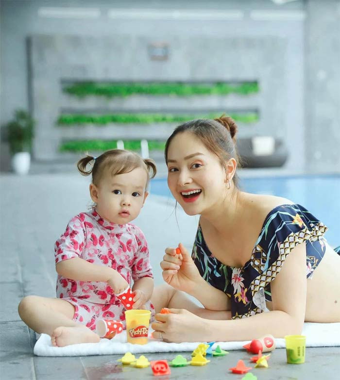 Cô bé Lina nói được cả tiếng Anh lẫn tiếng Việt.