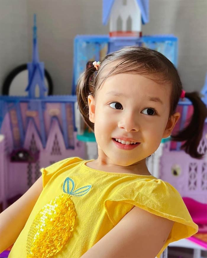 Cô bé ngày càng xinh xắn đáng yêu vì sở hữu những nét đẹp của cả bố và mẹ.