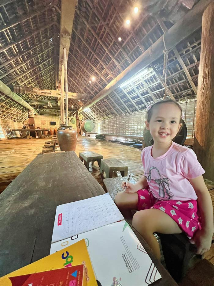 Lina là một cô bé hiếu động, bạo dạn vì từ nhỏ đã được mẹ cho đi dự sự kiện, đến phim trường, đi du lịch nhiều nơi.