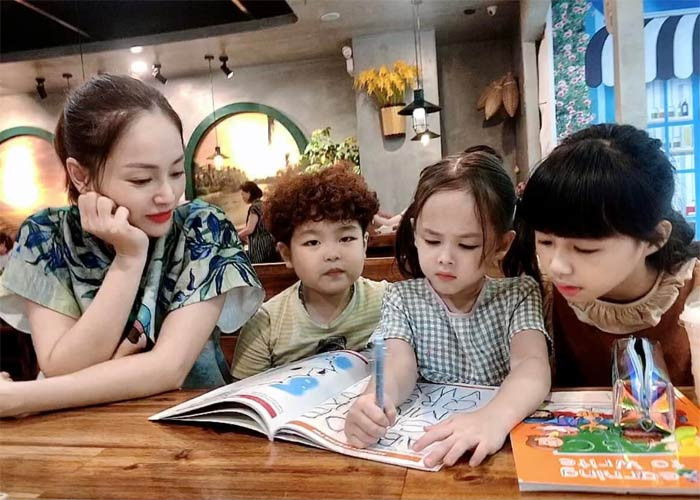 Lina gặp gỡ hai diễn viên nhí trong phim "Thương ngày nắng về".