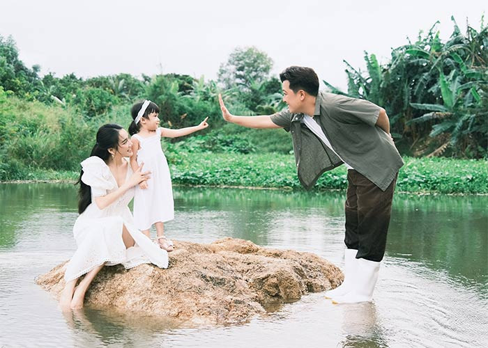 Bộ ảnh kỷ niệm được thực hiện tại Nhà trọ Destiny - ngôi nhà nhỏ của gia đình và được đặt theo tên con gái Destiny.