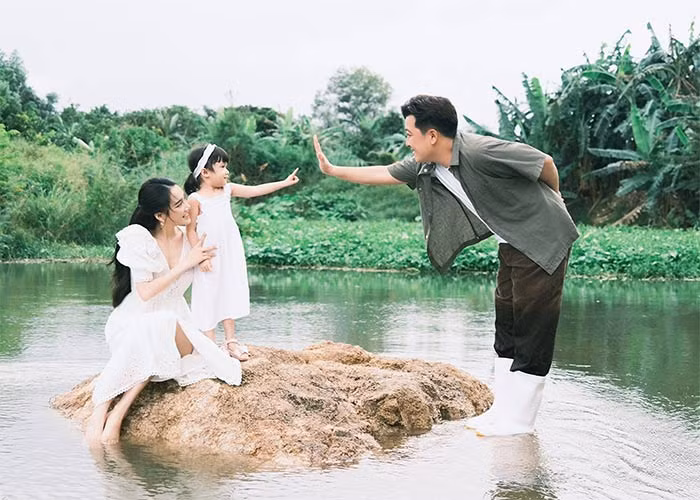 Bộ ảnh kỷ niệm được thực hiện tại Nhà trọ Destiny - ngôi nhà nhỏ của gia đình và được đặt theo tên con gái Destiny.