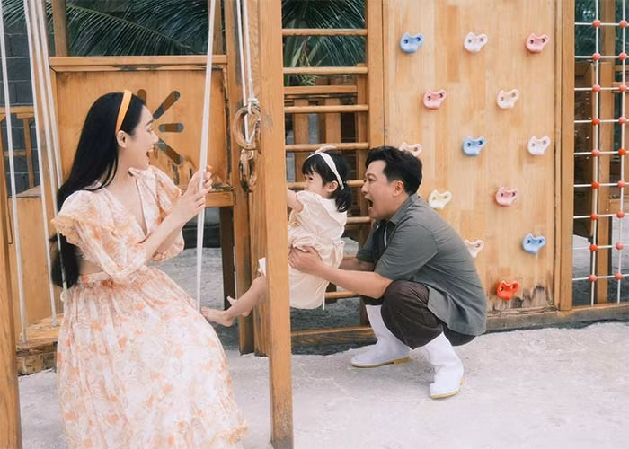 Hình ảnh ấm áp, ngọt ngào của gia đình ba thành viên khiến nhiều người ngưỡng mộ.