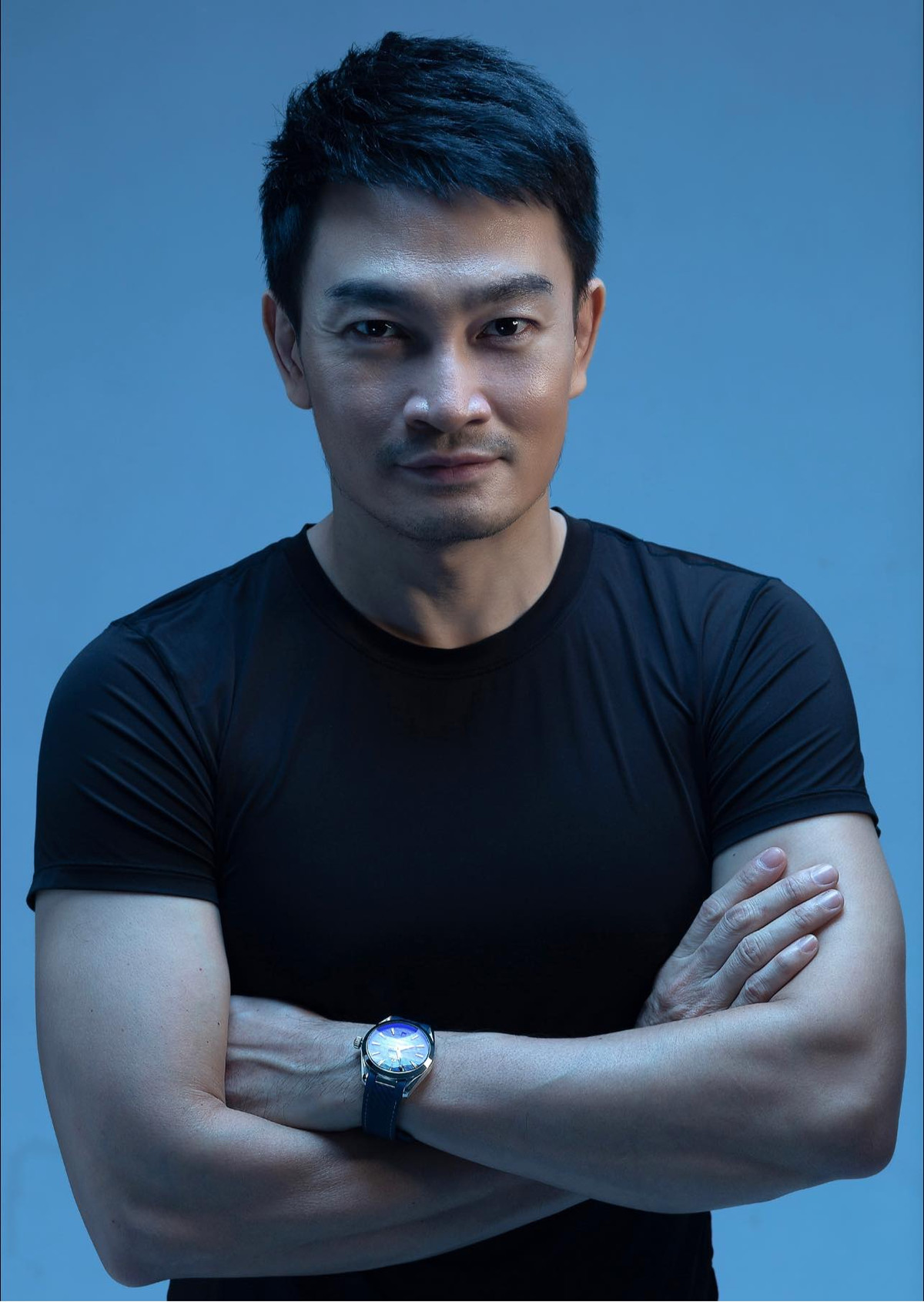 Bên cạnh bề dày diễn xuất với hơn 20 năm trong nghề, nam diễn viên sinh năm 1974 còn thu hút fan nữ bởi ngoại hình điển trai, phong độ và lịch lãm.