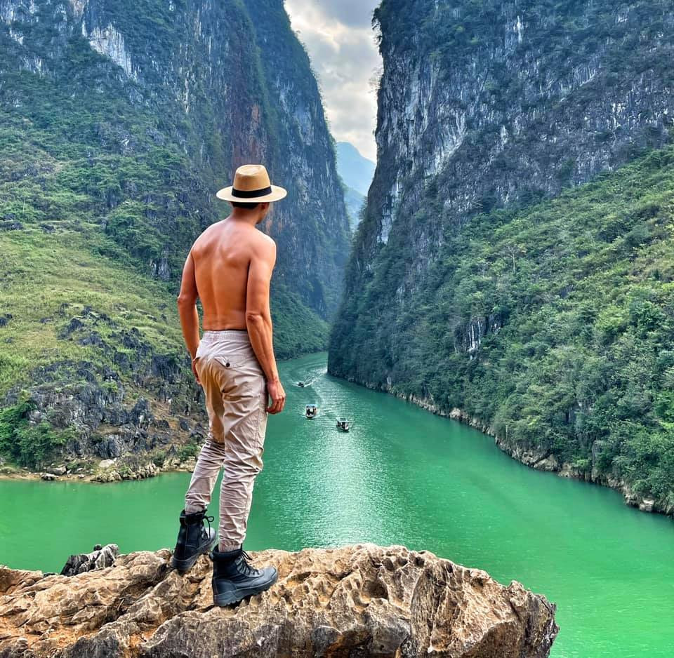 Thời gian rảnh, nam diễn viên 7X còn có sở thích đi du lịch khám phá cảnh đẹp thiên nhiên.