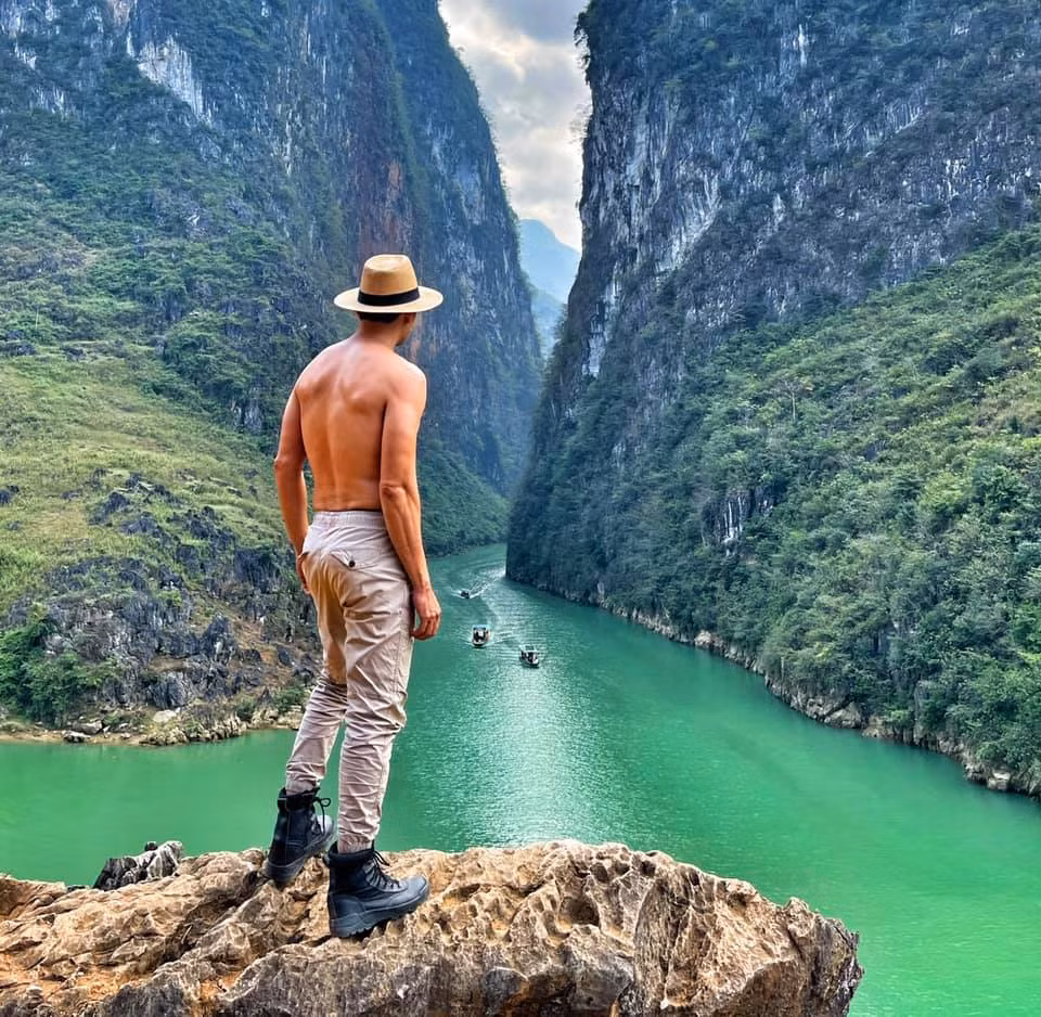 Thời gian rảnh, nam diễn viên 7X còn có sở thích đi du lịch khám phá cảnh đẹp thiên nhiên.