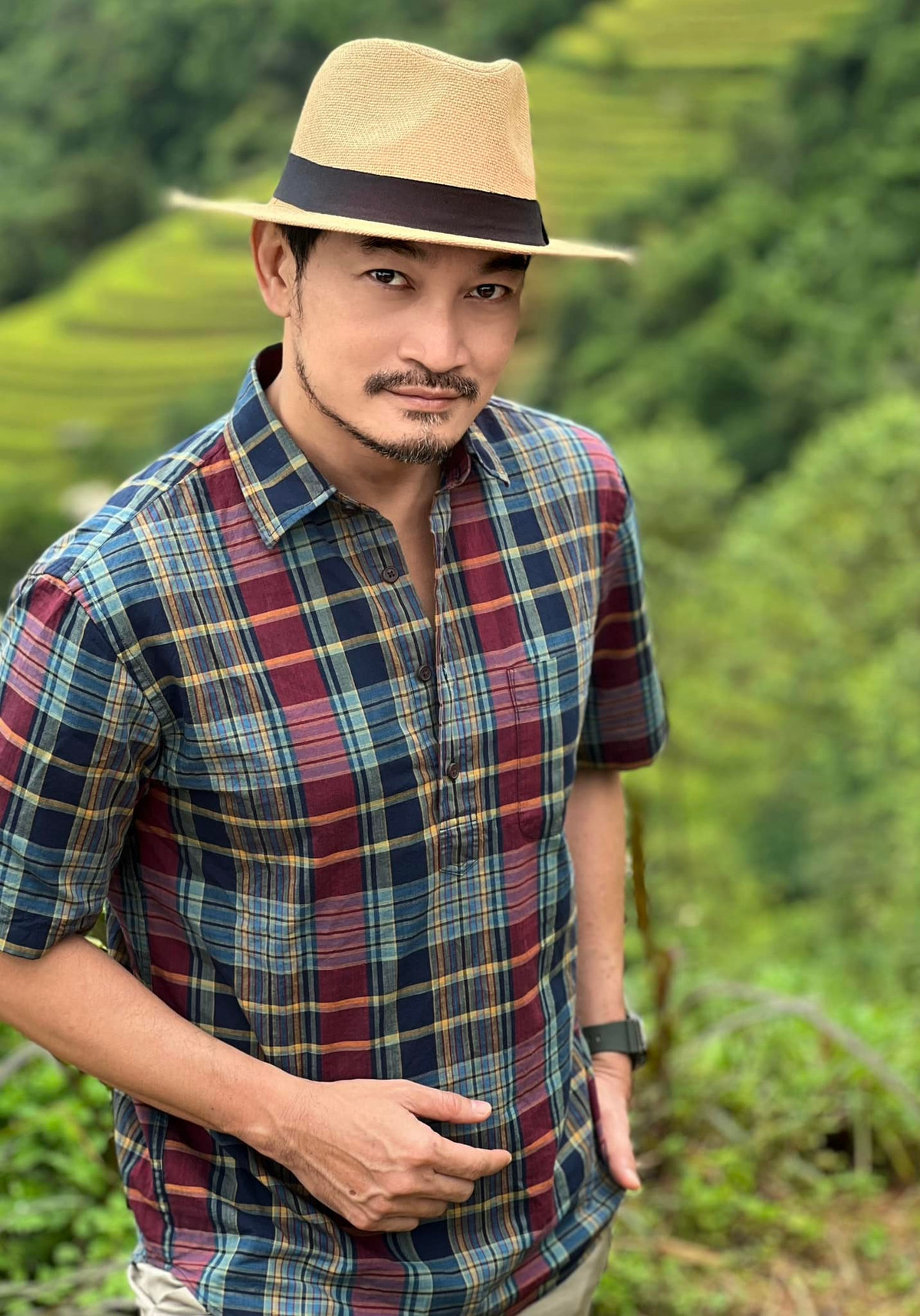 Dù đã ở tuổi U50 nhưng nam diễn viên phim "Vợ quan" vẫn khiến trai trẻ phải trầm trồ với thân hình vạm vỡ, săn chắc.