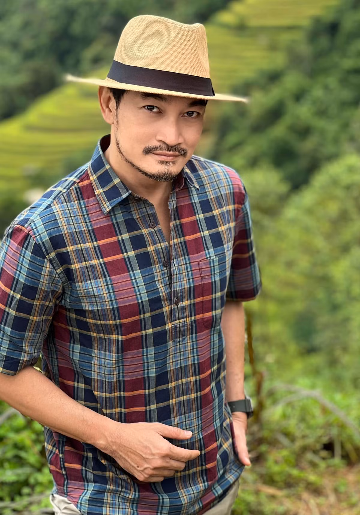 Dù đã ở tuổi U50 nhưng nam diễn viên phim "Vợ quan" vẫn khiến trai trẻ phải trầm trồ với thân hình vạm vỡ, săn chắc.