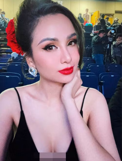 Không chỉ vòng 1 mà khuôn mặt của Diễm Hương cũng bị nghi ngờ đụng dao kéo vì sống mũi của cô thẳng hơn.