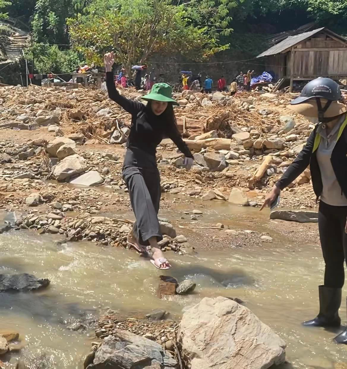 Có thể thấy, mặc ồn ào kêu gọi từ thiện miền Trung năm 2020 khiến hình ảnh bị ảnh hưởng, Thủy Tiên vẫn tiếp tục duy trì những hoạt động thiện nguyện của mình.