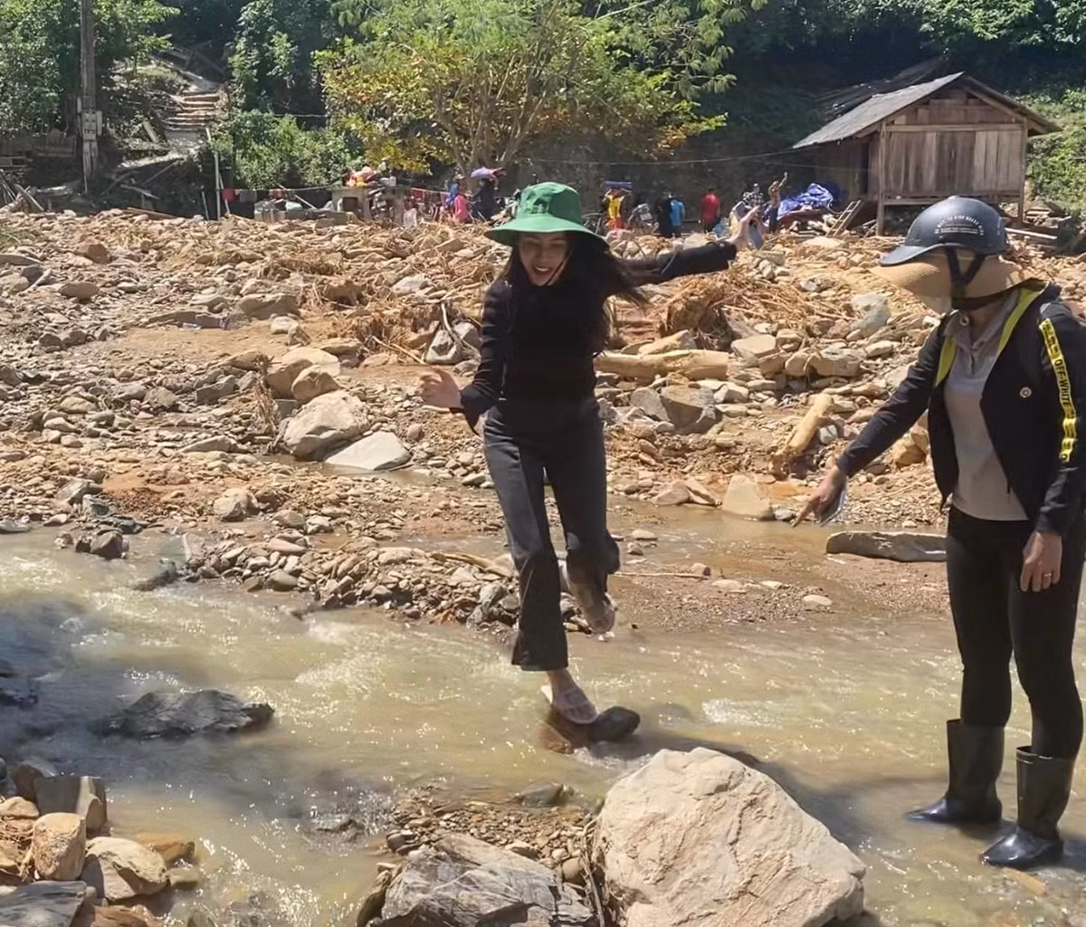 Ngày 12/10, giọng ca "Ngôi nhà hạnh phúc" có mặt ở huyện Kỳ Sơn - tỉnh Nghệ An, trao tặng số tiền 360 triệu đồng để hỗ trợ xây nhà mới cho 6 hộ gia đình mất nhà vì siêu bão Noru vừa qua.