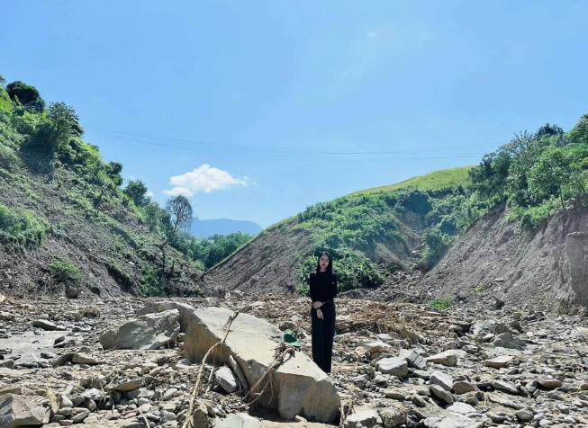 Chứng kiến cảnh bà xã trèo đèo lội suối, lăn xả đi làm từ thiện, cựu danh thủ không khỏi bày tỏ sự hoang mang khi thốt lên: "Vợ tôi khi ở nhà hiền lành, nết na, thuỳ mị lắm… Còn đi ra ngoài đường thì tôi không biết!".