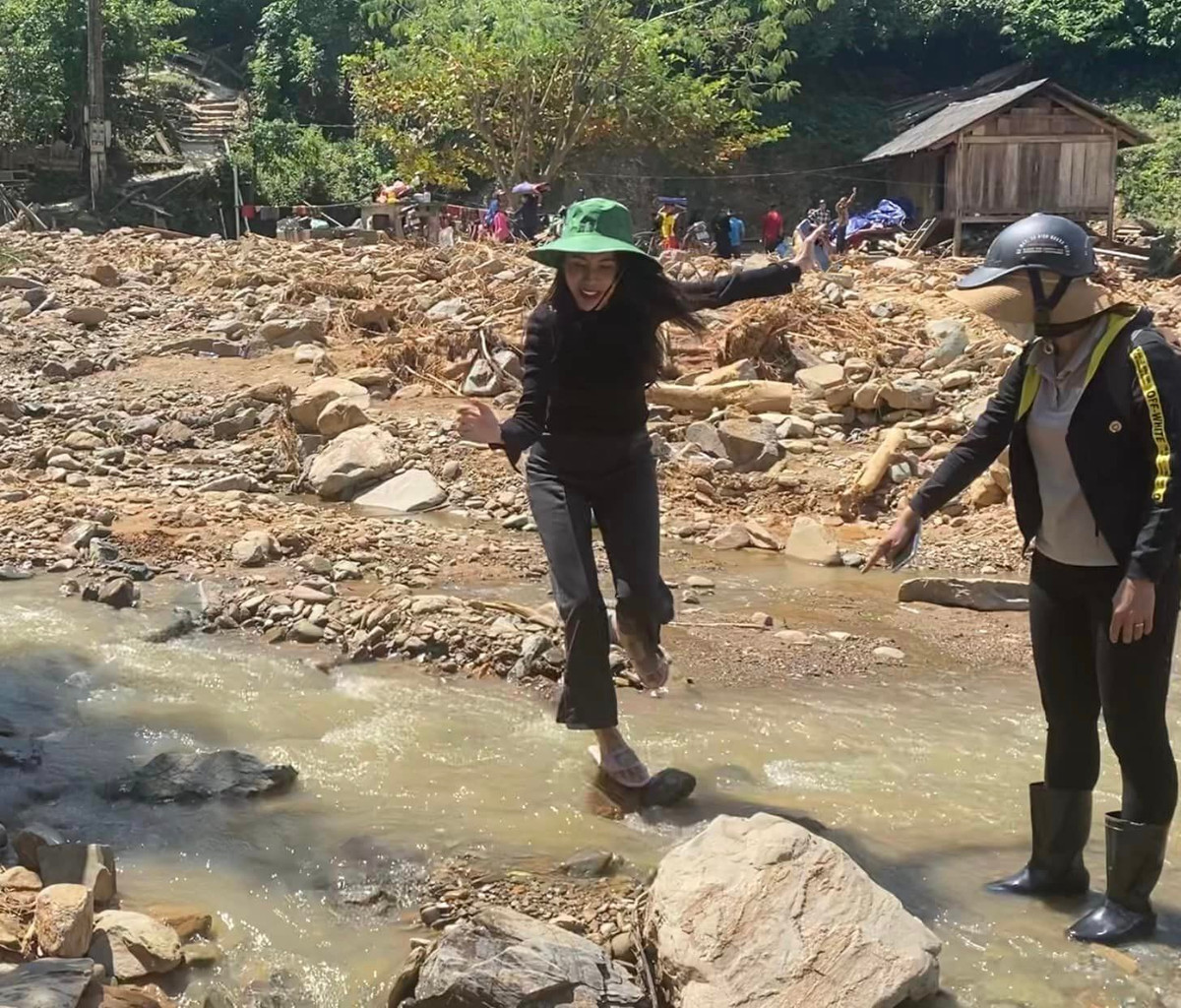 Ngày 12/10, giọng ca "Ngôi nhà hạnh phúc" có mặt ở huyện Kỳ Sơn - tỉnh Nghệ An, trao tặng số tiền 360 triệu đồng để hỗ trợ xây nhà mới cho 6 hộ gia đình mất nhà vì siêu bão Noru vừa qua.