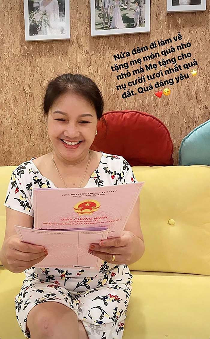 Năm 2020, nữ diễn viên tặng mẹ ruột một căn nhà mới. "Nửa đêm đi làm về tặng mẹ món quà nho nhỏ mà mẹ tặng cho nụ cười tươi nhất quả đất. Quá đáng yêu", Bảo Thanh chia sẻ.