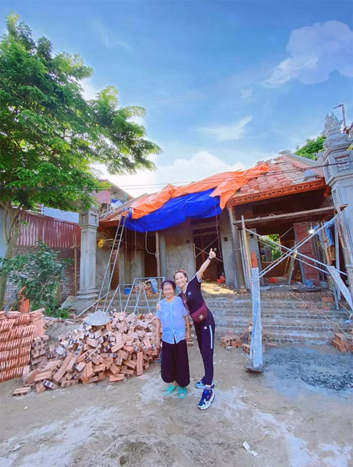 Bảo Thanh còn về quê xây lại nhà khang trang cho bà ngoại.