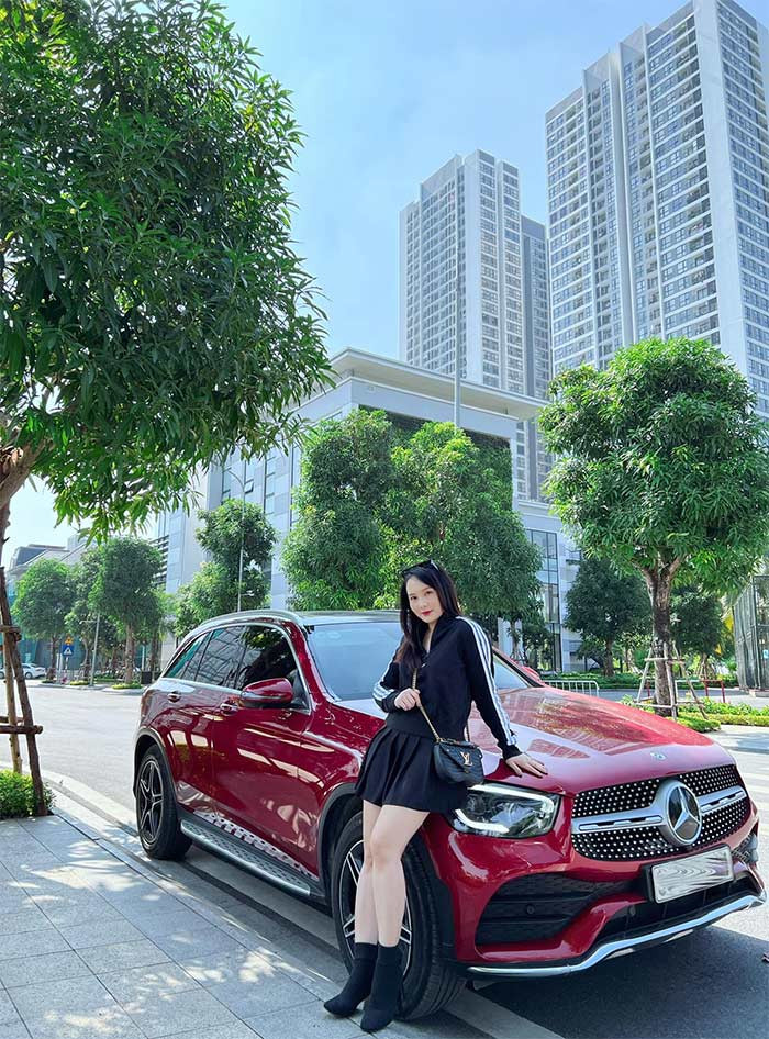 Ngay sau khi sinh con gái thứ hai, Bảo Thanh được chồng tặng một chiếc xe sang trị giá 2,4 tỷ đồng.