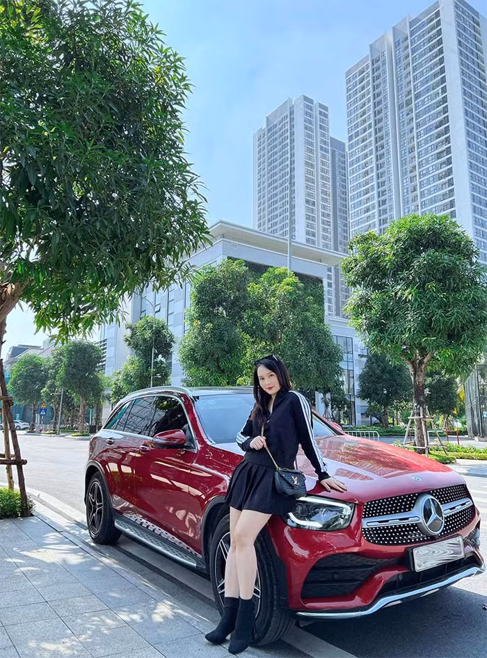 Ngay sau khi sinh con gái thứ hai, Bảo Thanh được chồng tặng một chiếc xe sang trị giá 2,4 tỷ đồng.