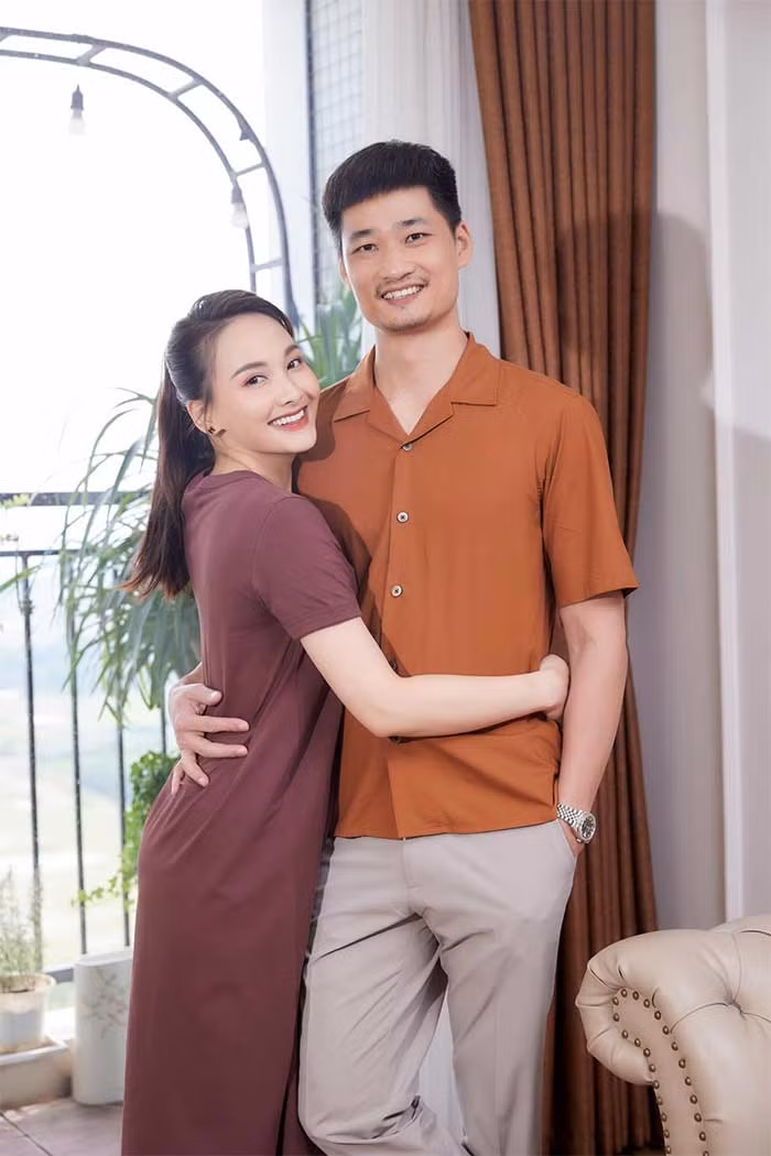 Cô là một trong những diễn viên đắt show nhất nhì màn ảnh nhỏ, liên tục xuất hiện trong các sự kiện lớn, nhận nhiều hợp đồng quảng cáo.