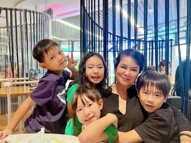 Hot mom Minh Hà được thừa hưởng nhiều nét đẹp từ mẹ.