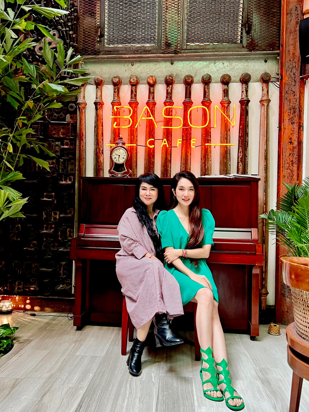 Được biết, mẹ ruột của hot mom Minh Hà tên thật là Nguyễn Như Ý, năm nay 64 tuổi, là một giáo viên đã về hưu. Nhân ngày 20/11 vừa qua, Minh Hà chia sẻ: "Mẹ Hà cũng giáo viên dạy hơn 30 năm, nay đã về hưu nên hôm nay ngày Nhà giáo đăng tấm hình với cô giáo ở trường và ở nhà của Hà nhé!".