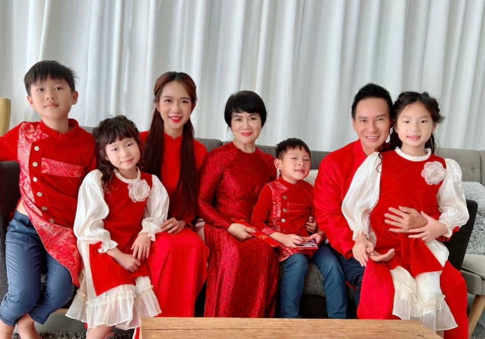 Bà hỗ trợ vợ chồng nam đạo diễn nhiều trong việc chăm sóc 4 cháu ngoại. Các nhóc tì cũng rất quấn quýt và quý mến bà ngoại.