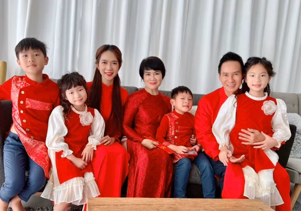 Bà hỗ trợ vợ chồng nam đạo diễn nhiều trong việc chăm sóc 4 cháu ngoại. Các nhóc tì cũng rất quấn quýt và quý mến bà ngoại.