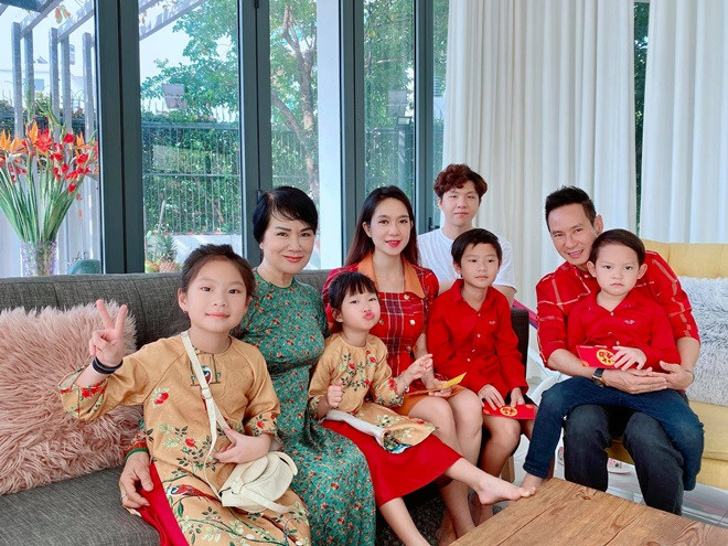 Được biết, mẹ vợ Lý Hải chỉ hơn con rể 10 tuổi.