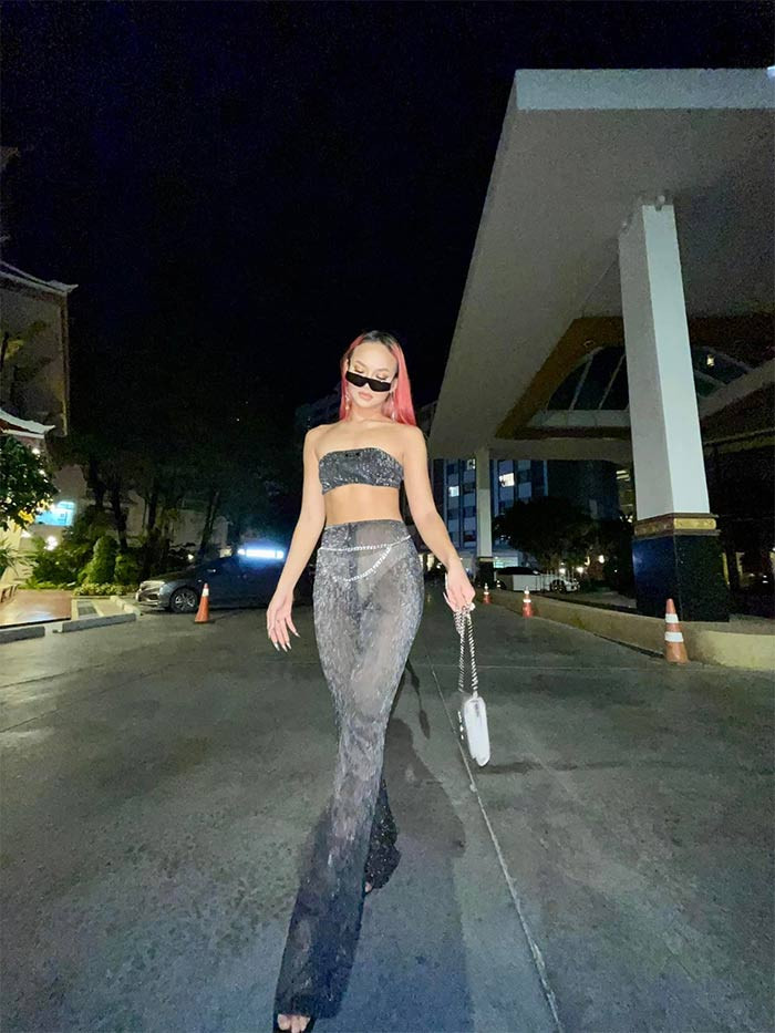 Mới đây nhất, người đẹp 9x còn thử sức trong vai trò rapper. &gt;&gt;&gt; Mời độc giả xem thêm video Bạn gái thủ môn Văn Lâm, Văn Biểu, Văn Toản đều có ngoại hình quyến rũ: