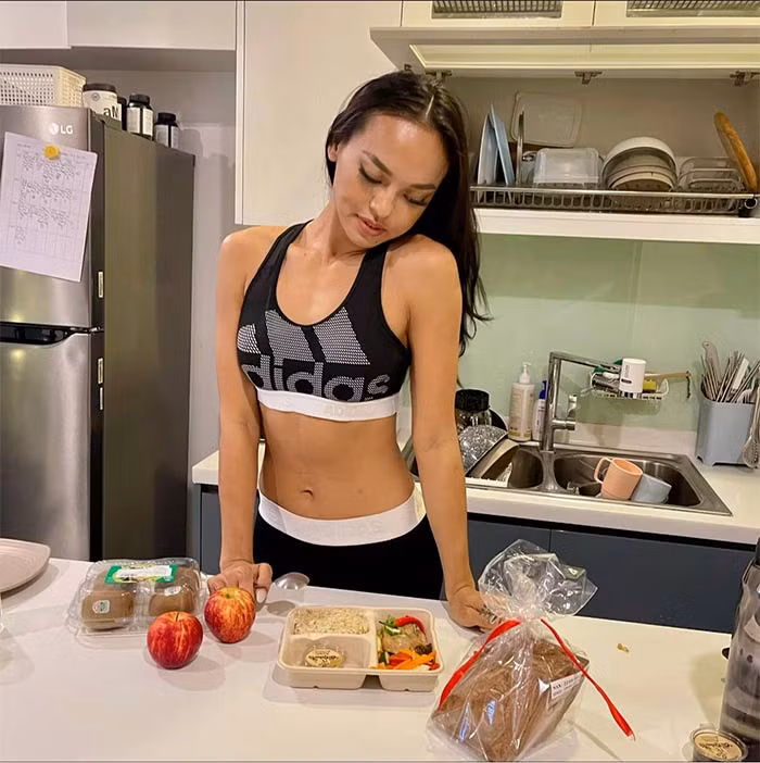 Chế độ ăn lành mạnh và tập luyện chăm chỉ đã giúp cho Mai Ngô có được thân hình đẹp hơn, vòng eo và đùi thon gọn hơn.