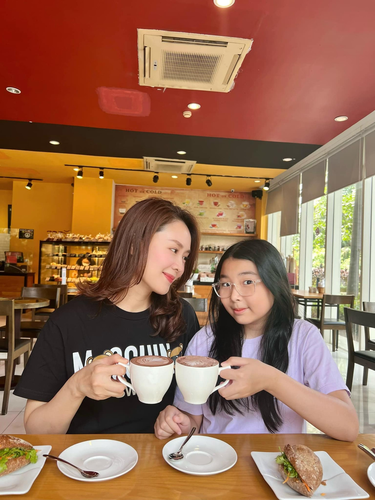 Tuy vậy, từ những hình ảnh ấm áp cùng hai con mà Hồng Diễm chia sẻ, có thể thấy nữ diễn viên đang rất hạnh phúc bên gia đình nhỏ.