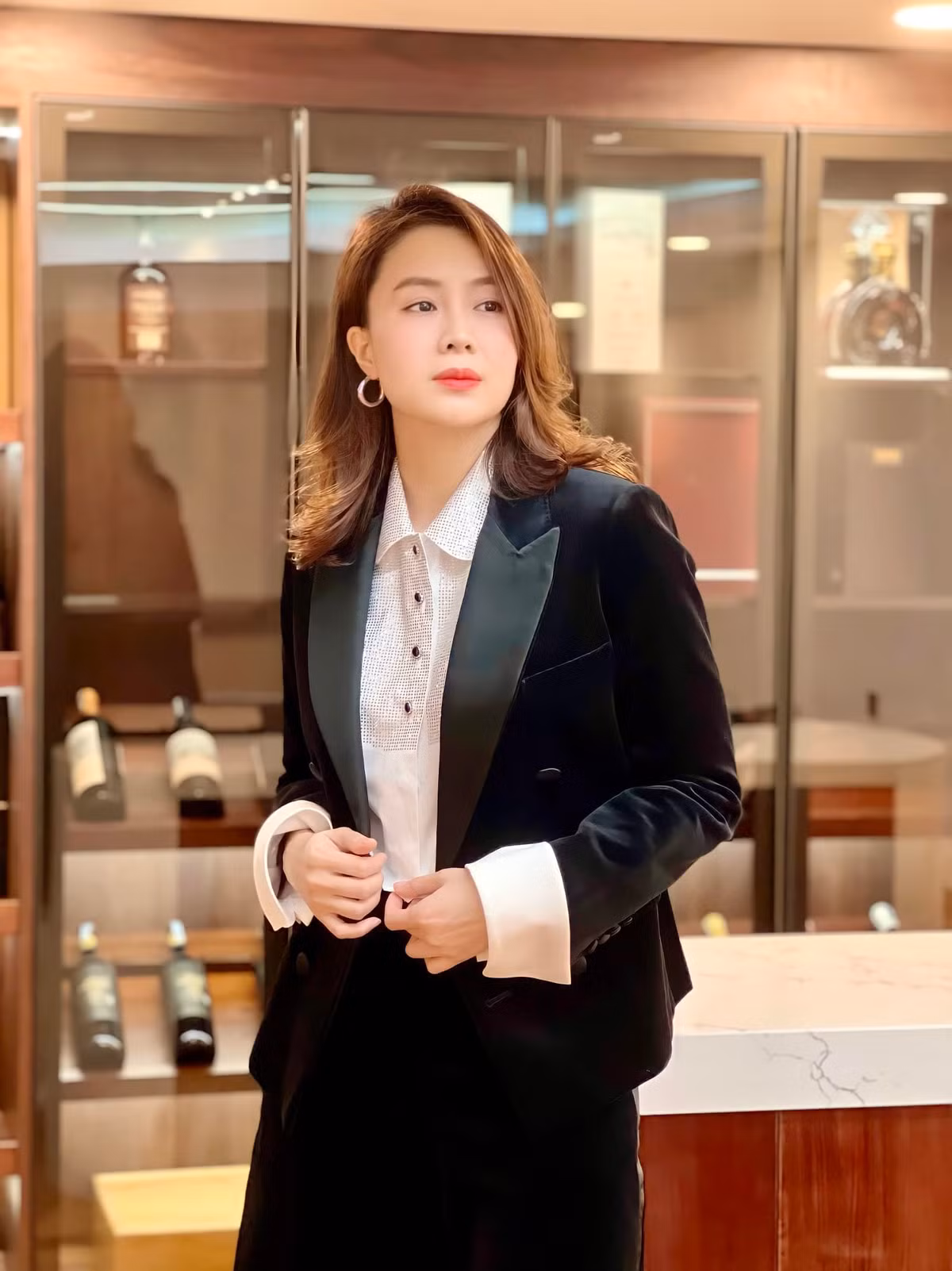 Tham gia sự kiện quan trọng, Hồng Diễm chuộng style công sở thanh lịch và kín đáo.