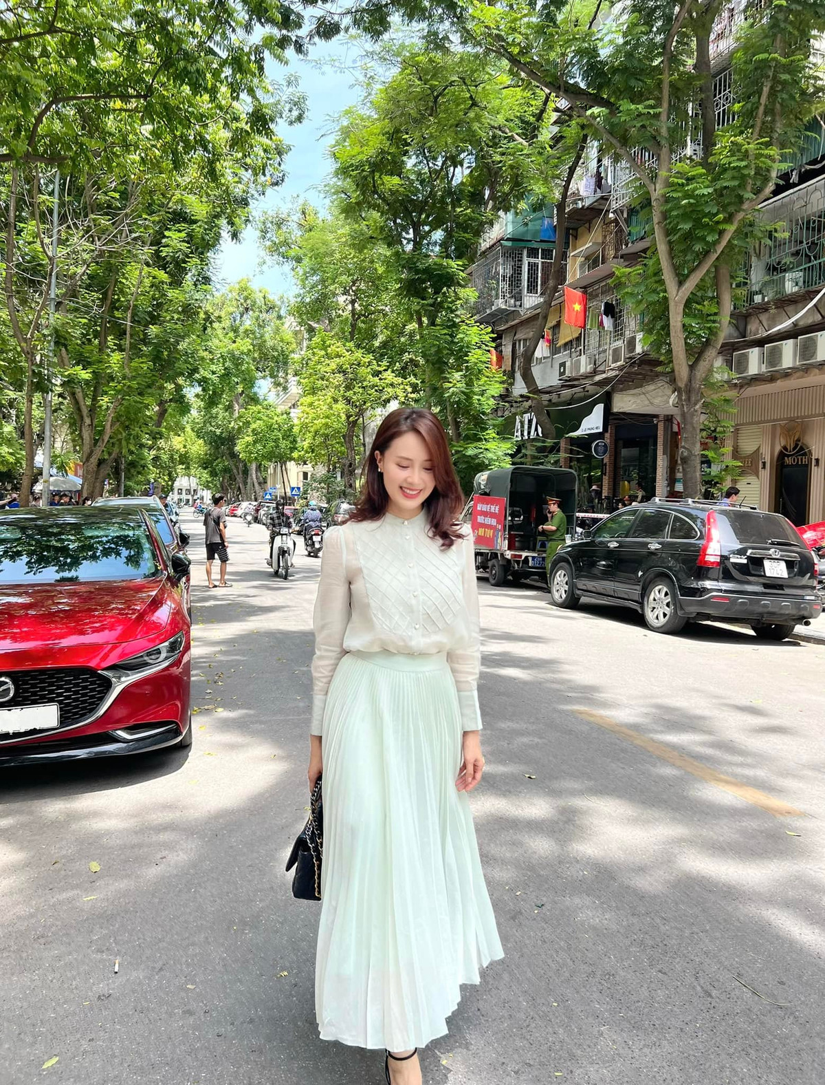 Sự tinh tế trong việc lựa chọn trang phục giúp nữ diễn viên "Hướng dương ngược nắng" toát lên vẻ đẹp gợi cảm, cuốn hút mà không cần phải hở hang khoe thân quá đà.