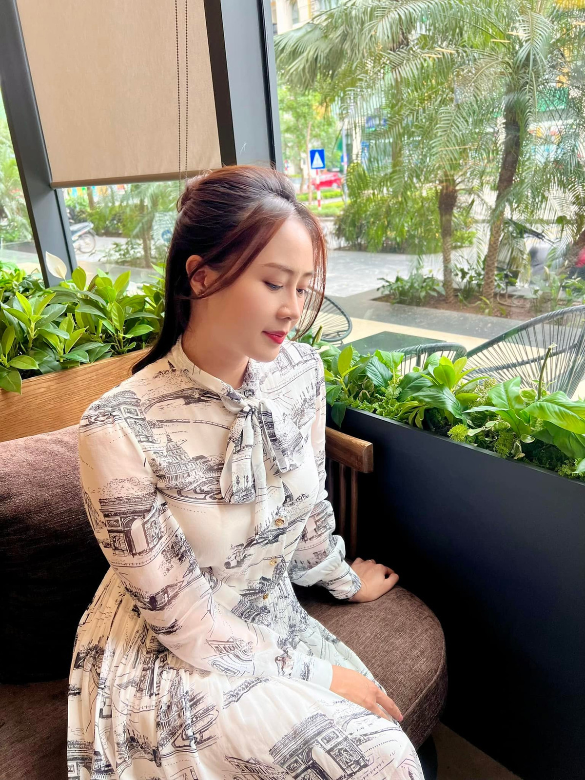 Trên phim hay ngoài đời thường, Hồng Diễm thường chọn "gu" thời trang thanh lịch, trẻ trung và kín đáo.