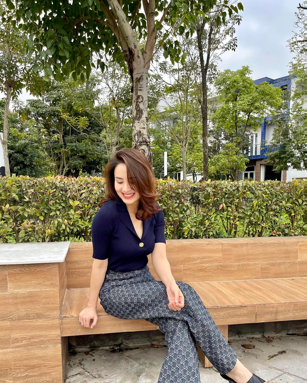 Sở hữu vóc dáng cân đối cùng khuôn mặt đẹp rạng rỡ là lợi thế giúp mỹ nhân 8X "cân" mọi loại trang phục.