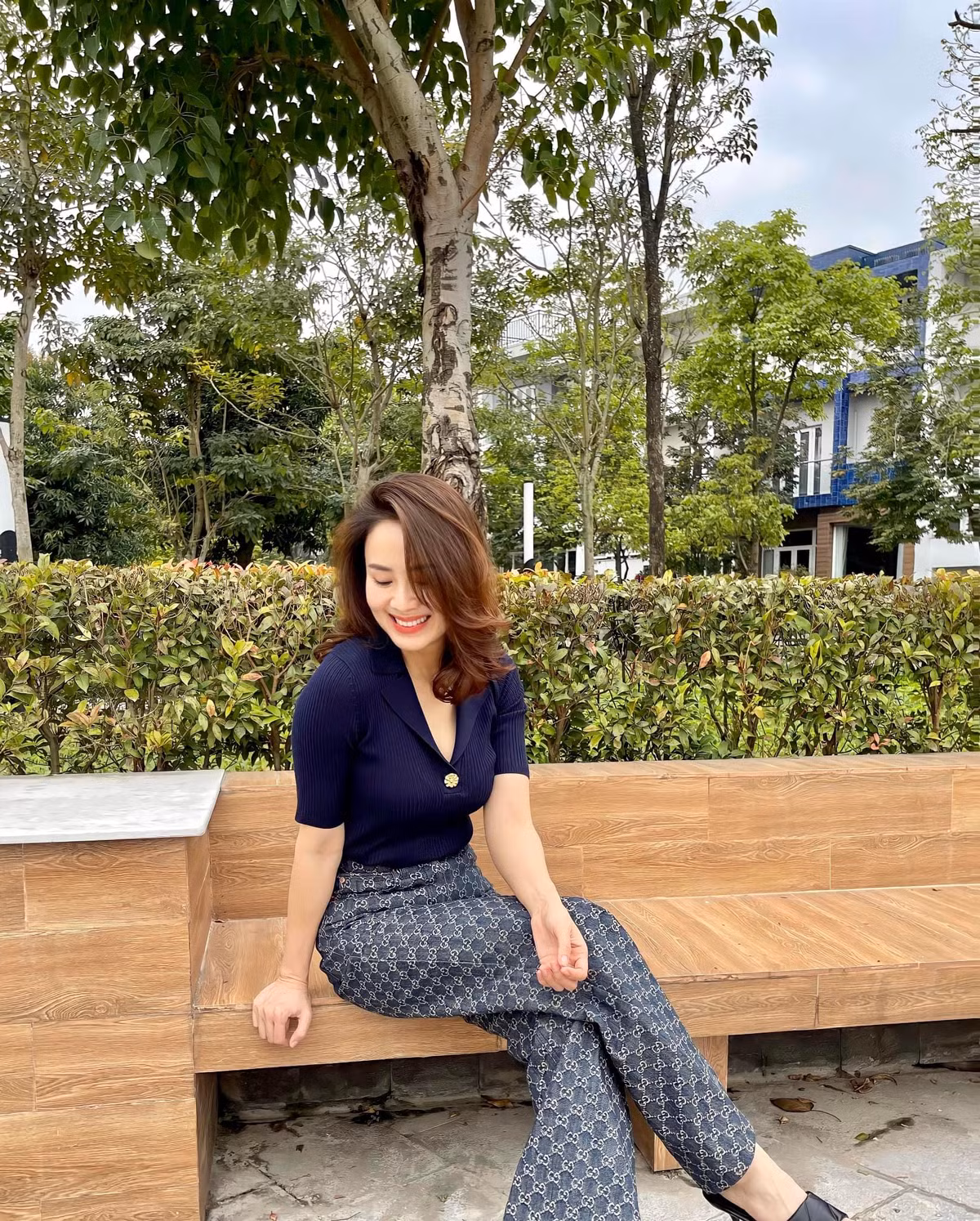 Sở hữu vóc dáng cân đối cùng khuôn mặt đẹp rạng rỡ là lợi thế giúp mỹ nhân 8X "cân" mọi loại trang phục.