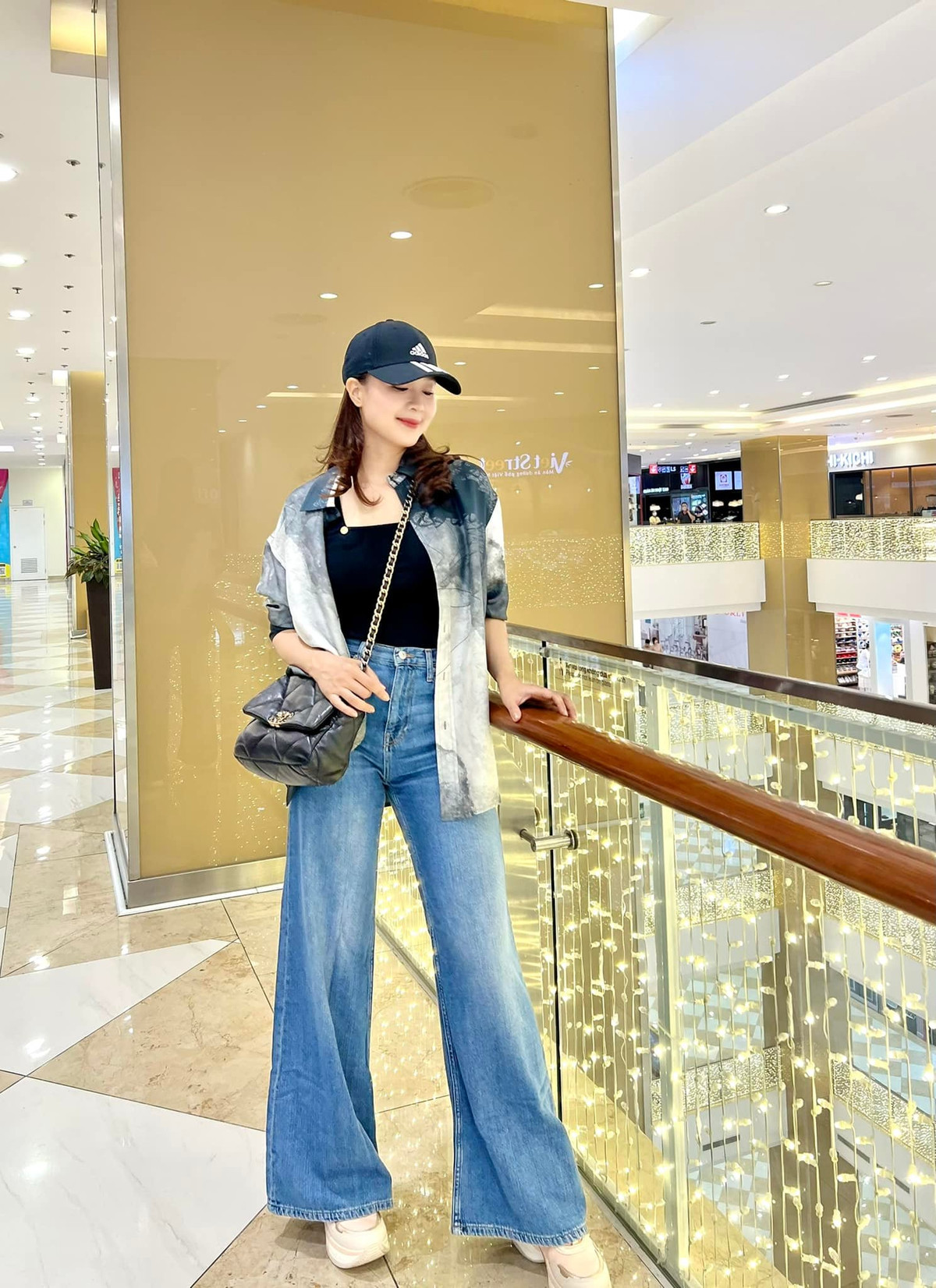 Mỹ nhân sinh năm 1982 thường kết hợp quần jeans hoặc chân váy với áo phông khi đi chơi.