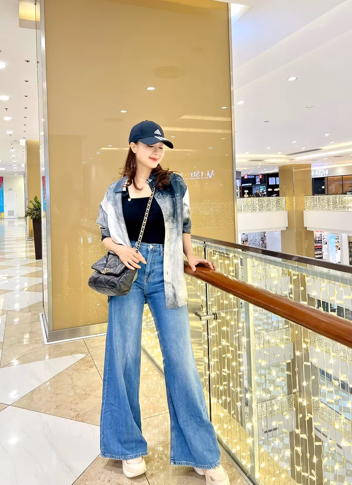 Mỹ nhân sinh năm 1982 thường kết hợp quần jeans hoặc chân váy với áo phông khi đi chơi.